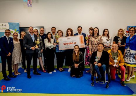 Pracownicy i podopieczni Przylądka pozują z czekiem na kwotę 500 000 zł.
