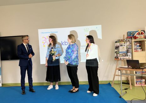 Prezes wręcza puchar kobietom.