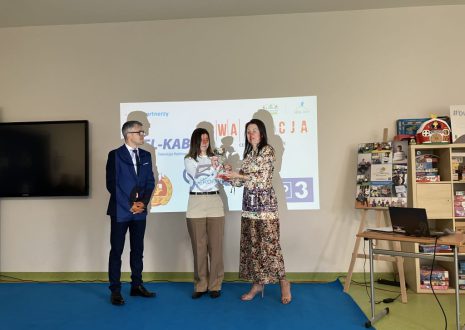 Prezes wręcza puchar kobietom.