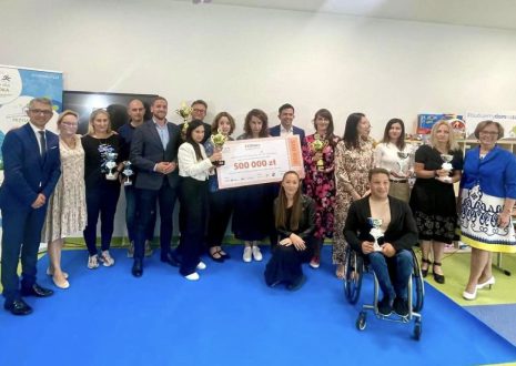 Pracownicy i podopieczni Przylądka pozują z czekiem na kwotę 500 000 zł.