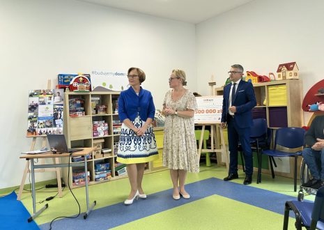 Trzy osoby przemawiają.