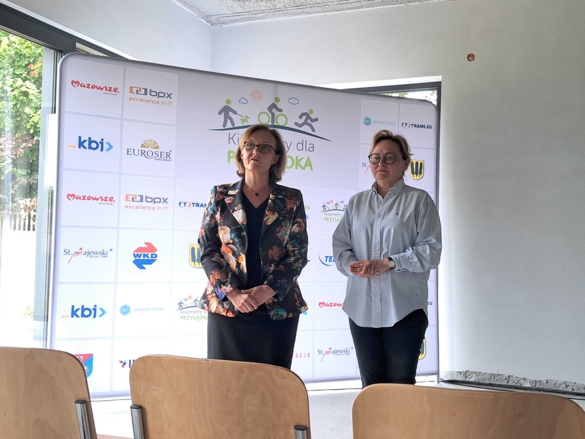 Kierownictwo Fundacji Lepszy Start przemawia podczas gali podsumowującej V edycję.