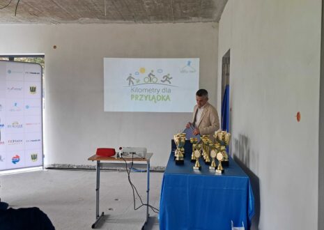 Prezes fundacji Łukasz Łań przedstawia prezentację podczas gali podsumowującej akcję.