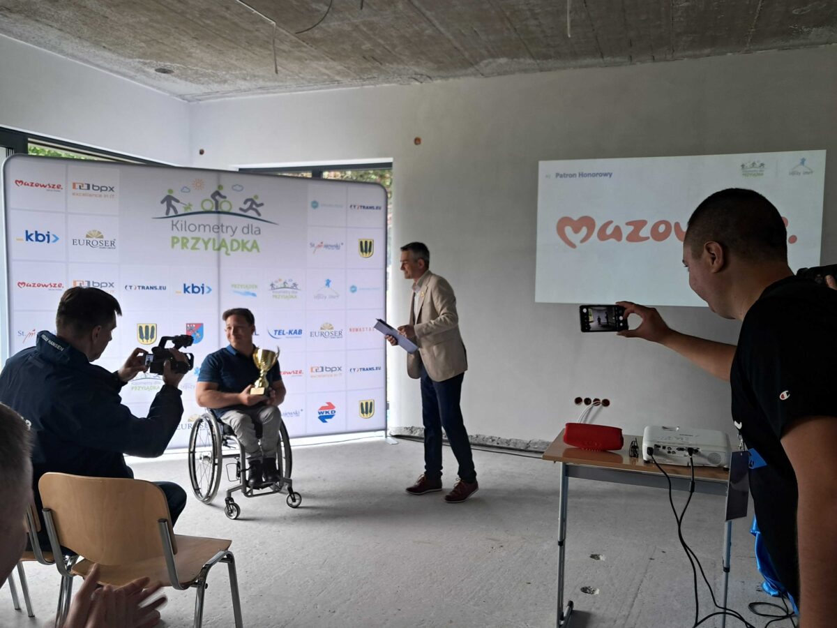 Łukasz Łań wręcza puchar Arturowi Świerczowi - barierołamaczowi.