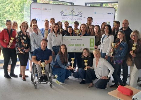 Przedstawiciele firm wspierających akcję pozują z pucharami i czekiem na 600 tysięcy złotych.