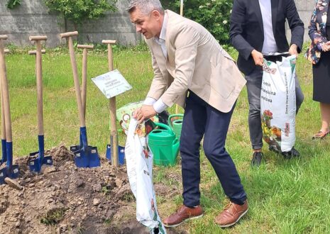 Łukasz Łań wsypuje zmienię do dziury.