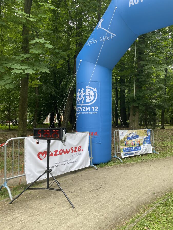 Brama startowa i baner z logo Mazowsza. 