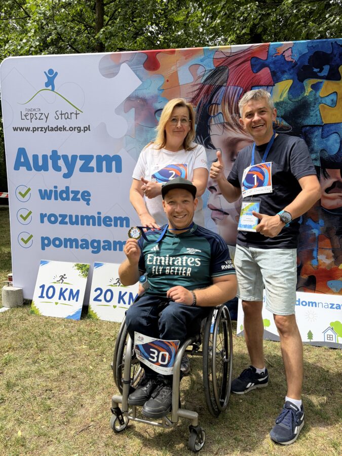 Pełnomocnik ZWM ds. osób z Niepełnosprawnościami Artur Świercz wraz z dyrektorem Fundacji Lepszy Start Łukaszem Łaniem oraz pracownicą Fundacji Agnieszką Kuruliszwili. 